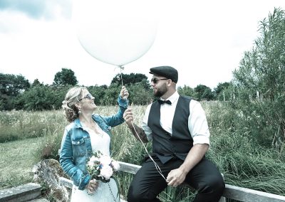 Hochzeitspaar mit Luftballon in Moorrege © Christof Plautz