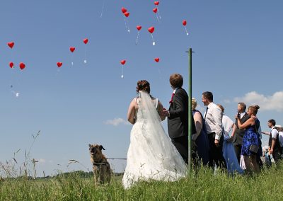 Hochzeit am Deich mit Luftballons ©Fotografie Plautz